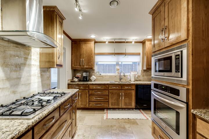 White Picket Fenced 5* Home in Cultural District gallery image 2