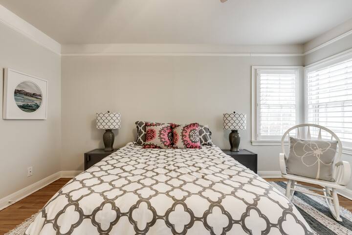 White Picket Fenced 5* Home in Cultural District gallery image 3