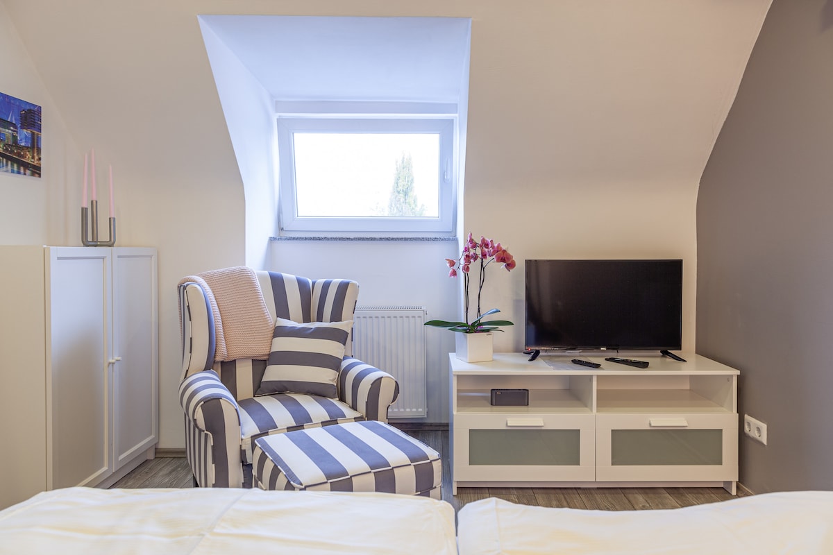 Leistungsstarkes Airbnb: exceptional attic apartment with parking in Mülheim