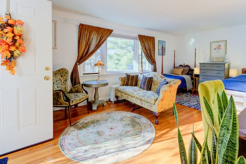 Scarlet Sanctuary Suite :Attached to Main House