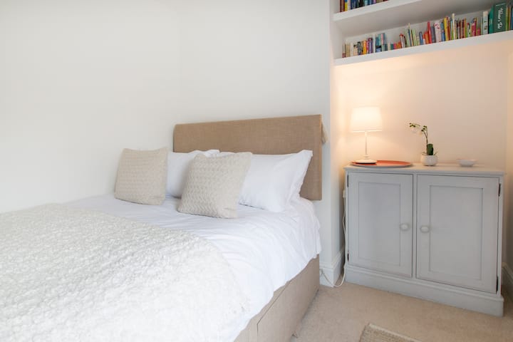 3号卧室配有小双人床-与其他两张大床不同。可俯瞰花园/露台。