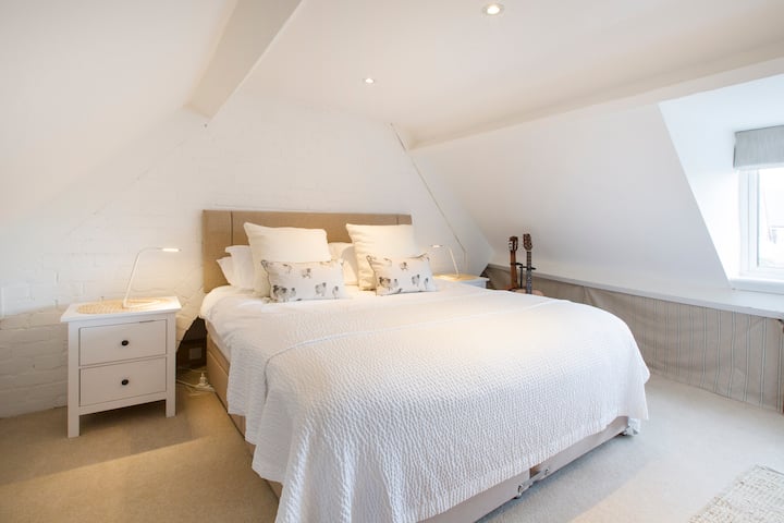 这间卧室配有一张超大号（6英尺或183厘米宽）拉链床、带大浴缸的套内卫生间、挂衣架、床头柜……和一个衣架。 

注意：我的物品放在这个房间里，包括一个大衣架、床单和其他一些东西！