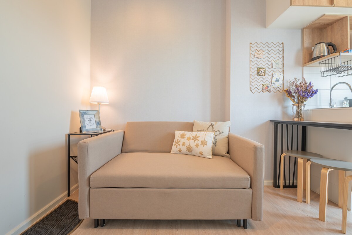 Canapé et coin salon.