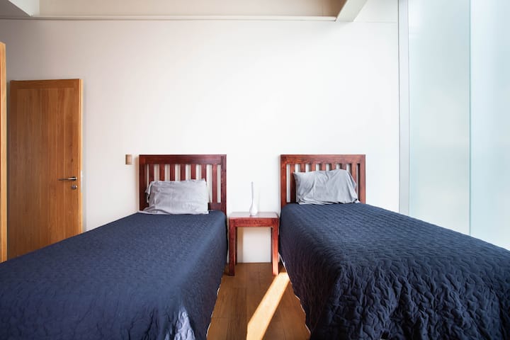 მე-3 საძინებელი, 2 ერთადგილიანი საწოლი, ძალიან ნათელი