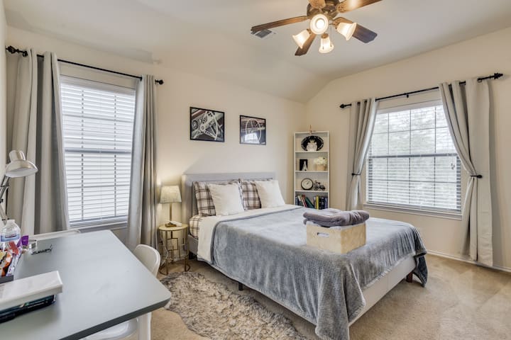 AMAZING Room near Six Flags, SeaWorld, UTSA