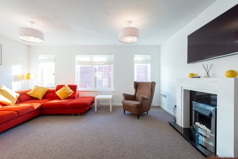 Top Airbnb: City centre house FREE parking walk to town in Riverside
