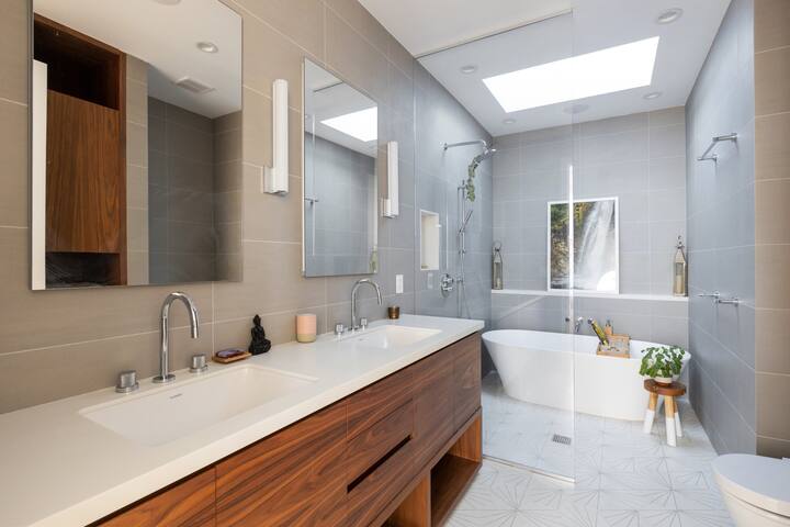 THE HIVE // Brand New 3-Story Luxury Townhome gallery image 2