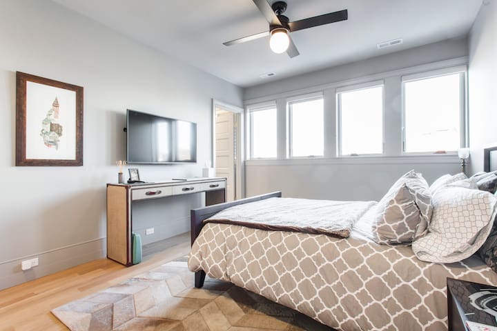 Wicker Park Historical District Guest Suite gallery image 3