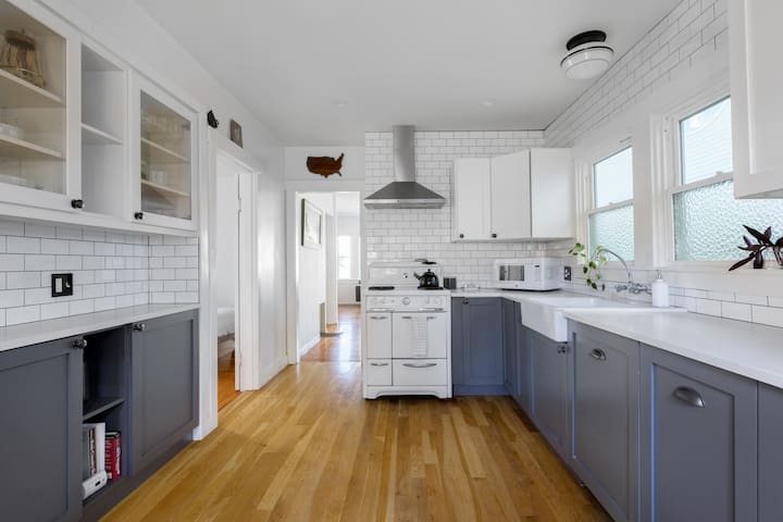 Laurel district home 24hr check in, parking gallery image 3