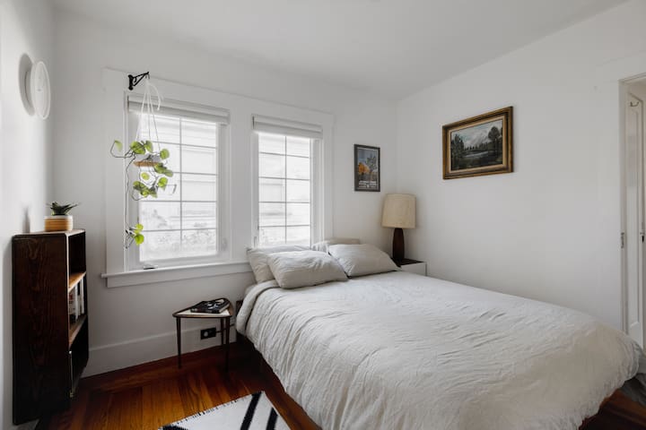 Laurel district home 24hr check in, parking gallery image 4