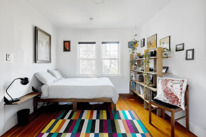 Laurel district home 24hr check in, parking gallery image 5