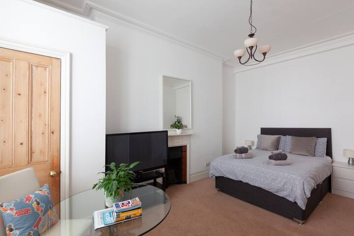 West End Wonder 2 Bedroom Flat in Theatre land gallery image 4