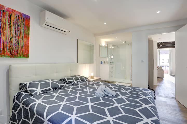 Спална соба со приватна соба за туширање 