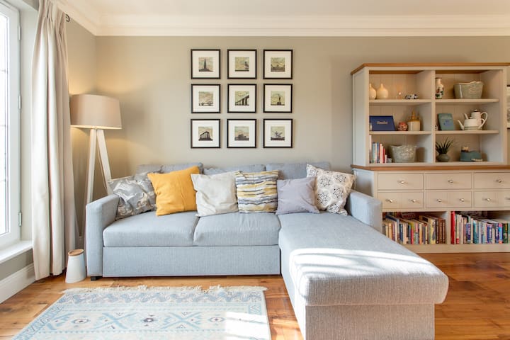 Spacious, city centre flat with free parking