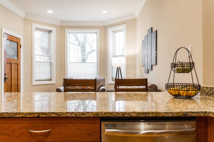 The Wrigleyville VIP-200 Steps from Wrigley Field gallery image 5