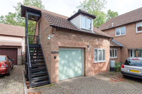 10min from M5, 15min to Bristol, 10min to Airport