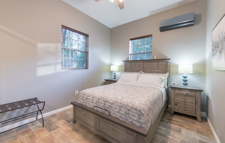 Sapphire cottage master bedroom. Queen size. 