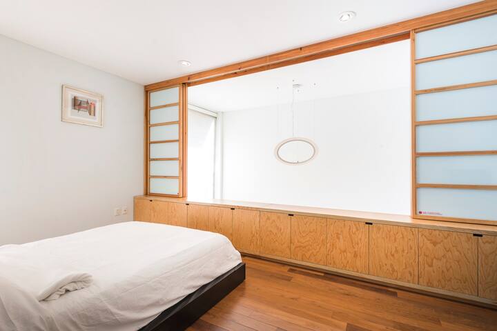 Основна спалня с плъзгащи се врати
