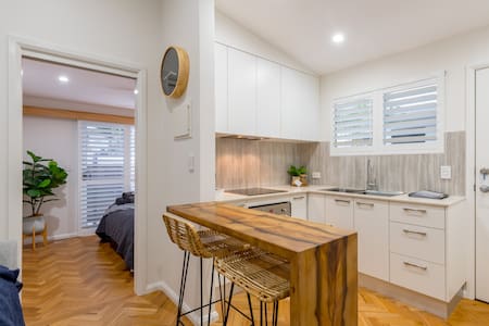 ★Couples Retreat@Towradgi Beach★Walk to Beach/Club