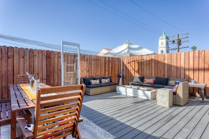 The Shore! Walk to beaches and town!