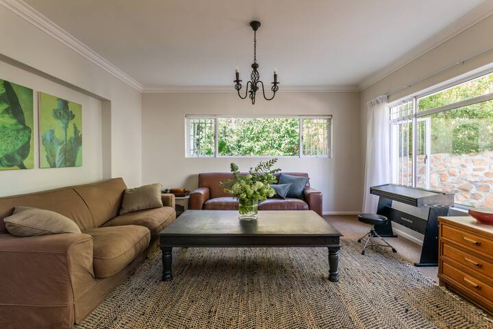 Nestled in Mountains 5min drive to Beach gallery image 2