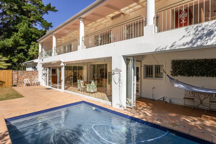 Nestled in Mountain a few min drive to Beach & Hub