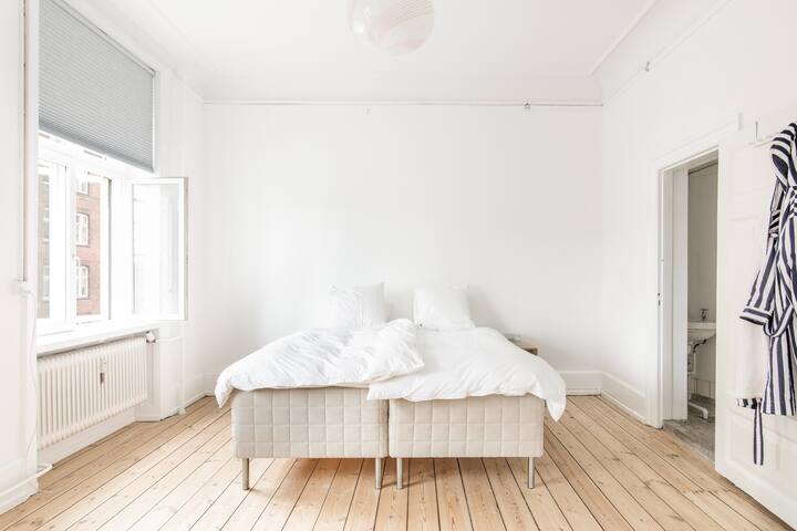 Bright & Centrally Located Apt with Balcony gallery image 5