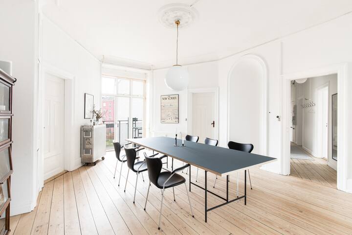 Bright & Centrally Located Apt with Balcony gallery image 2