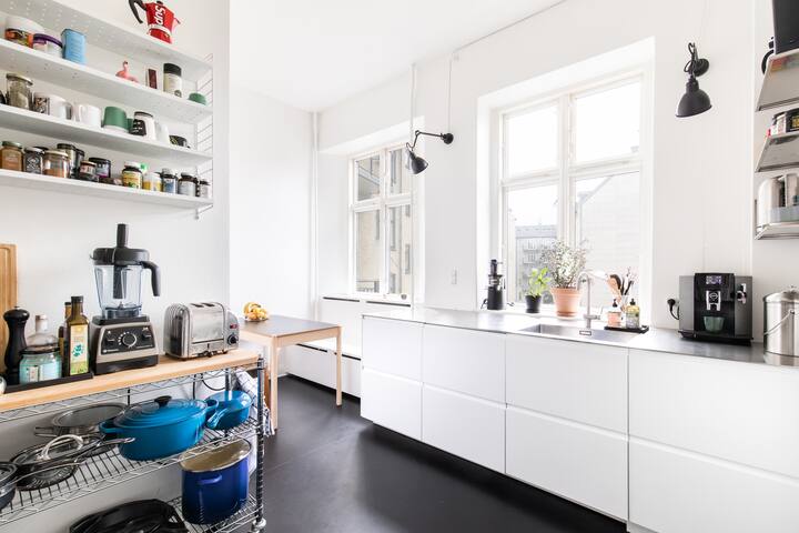 Bright & Centrally Located Apt with Balcony gallery image 3