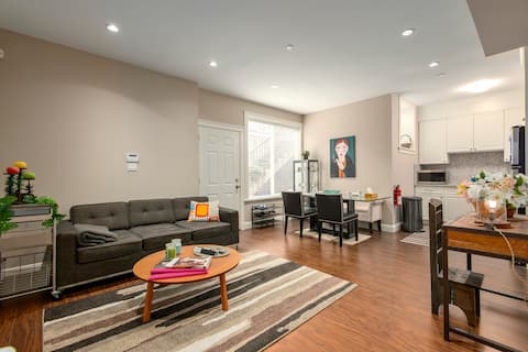 Stylish guest suite in the HEART of West Vancouver