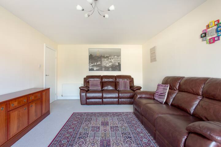 Spacious 3BR apartment great links to city! + LIFT gallery image 3