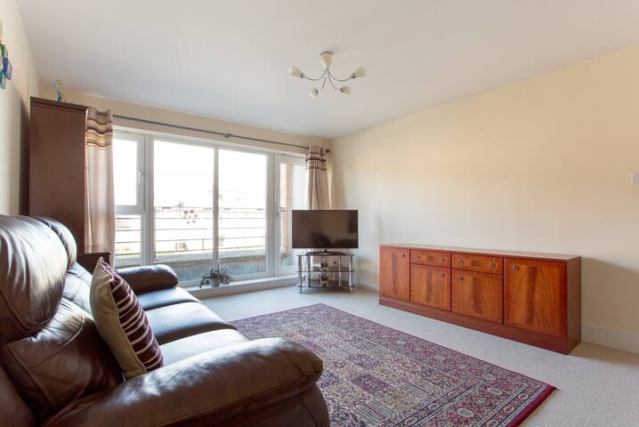 Spacious 3BR apartment great links to city! + LIFT gallery image 4