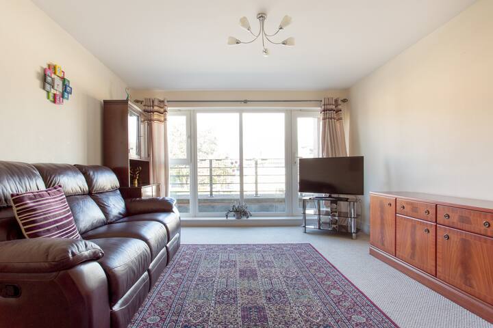 Spacious 3BR apartment great links to city! + LIFT gallery image 5