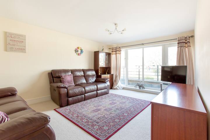 Spacious 3BR apartment great links to city! + LIFT