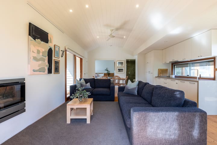Unique riverside Boathouse in central Barwon Heads