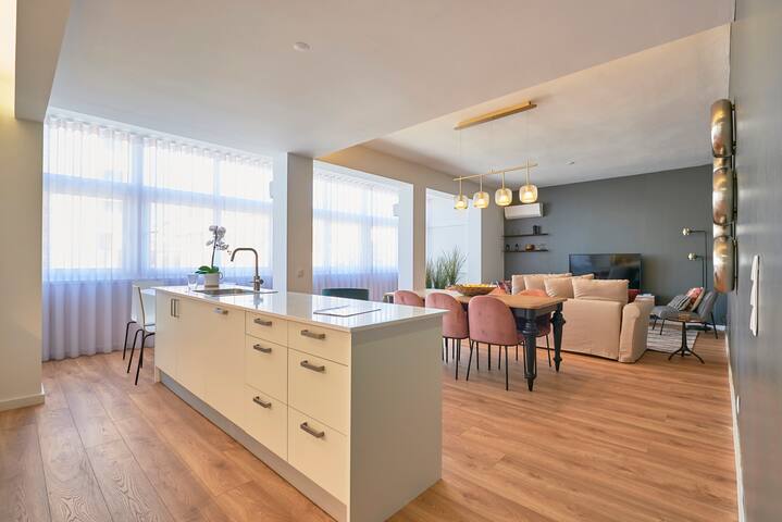 Relax in Luxury & Renovated Apartmnt in the Center gallery image 2