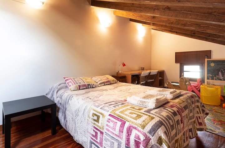 เพนท์เฮาส์ขนาดเล็กที่มีเตียงขนาด 135 ซม. และพื้นที่เล่น