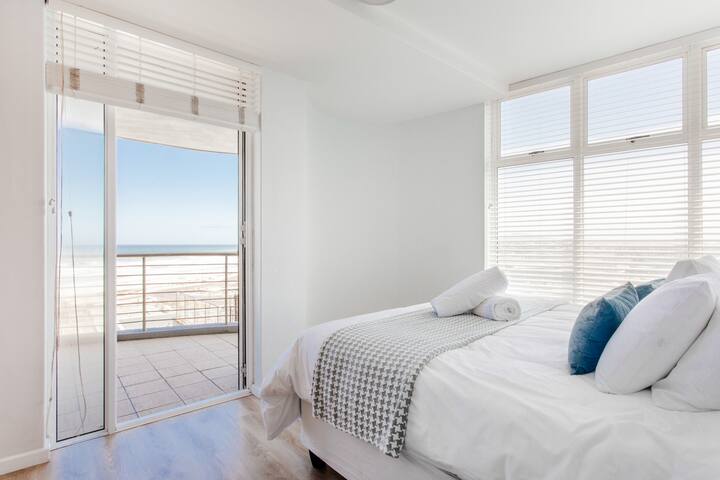 Horizon Bay 203, Beachfront with Sea view