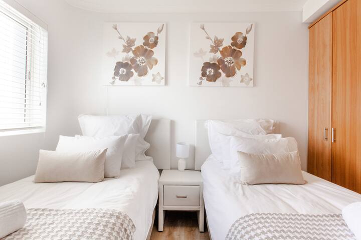 Horizon Bay 203, Beachfront with Sea view gallery image 4