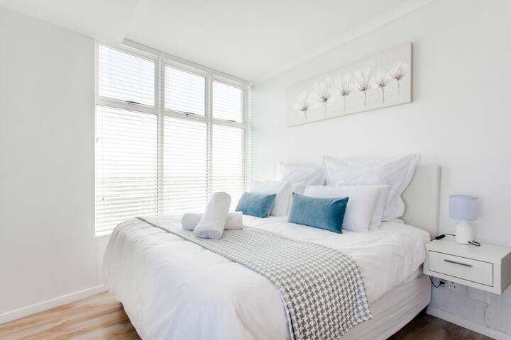 Horizon Bay 203, Beachfront with Sea view gallery image 3