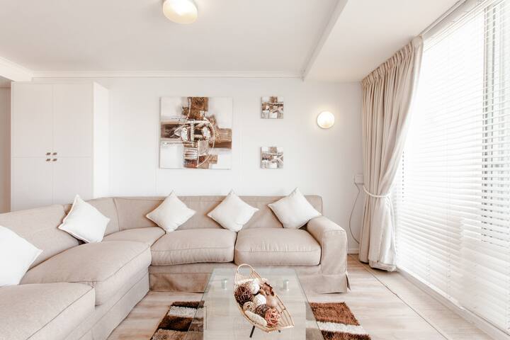 Horizon Bay 203, Beachfront with Sea view gallery image 2