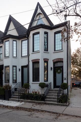 Heritage Rowhouse in Historic Old Town Toronto gallery image 2