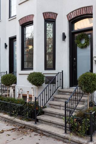 Heritage Rowhouse in Historic Old Town Toronto gallery image 3