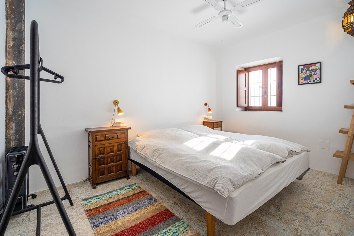 غرفة نوم رئيسية بسرير بحجم كينج ، بعرض 180 سم