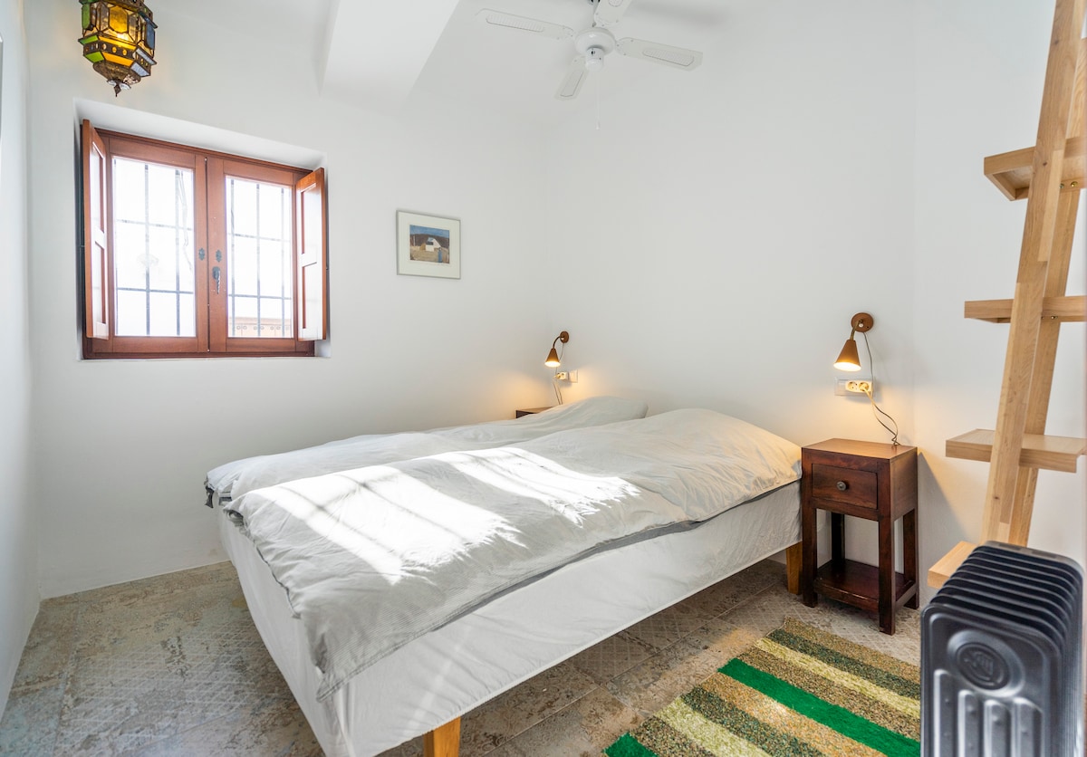 غرفة نوم ثانية. سرير بعرض 160 سم