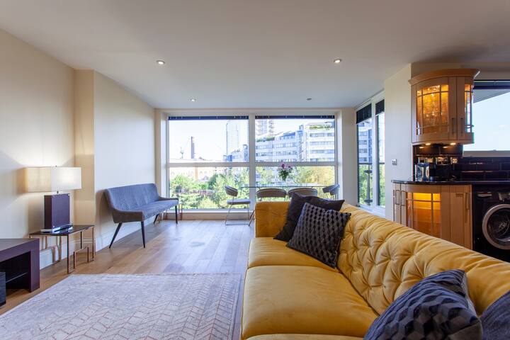 Luxury apartment by River Thames & Chelsea Harbour gallery image 2