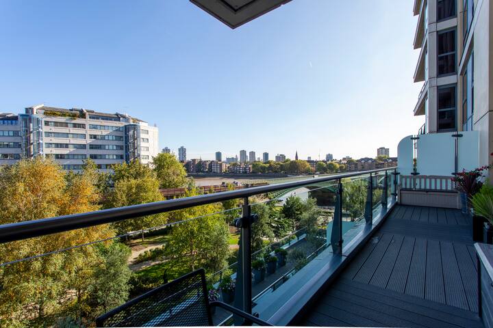 Luxury apartment by River Thames & Chelsea Harbour gallery image 5