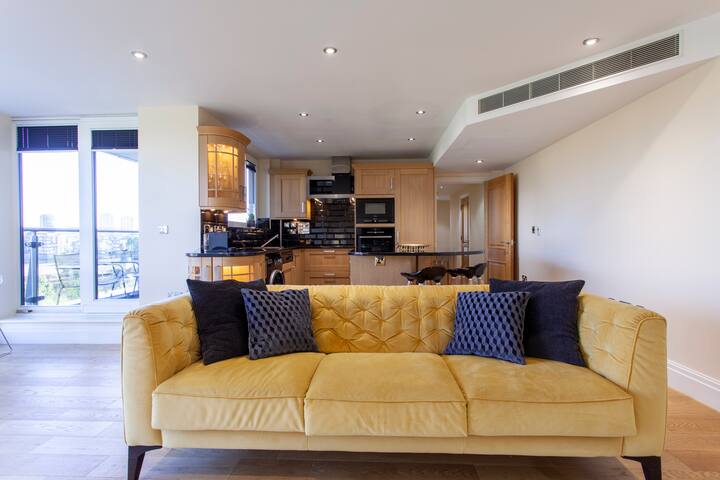 Luxury apartment by River Thames & Chelsea Harbour gallery image 3