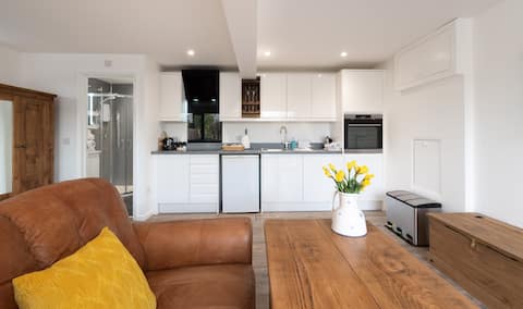 Posh self contained studio apartment with parking.