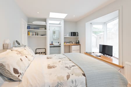 Self contained studio with ensuite, own entrance